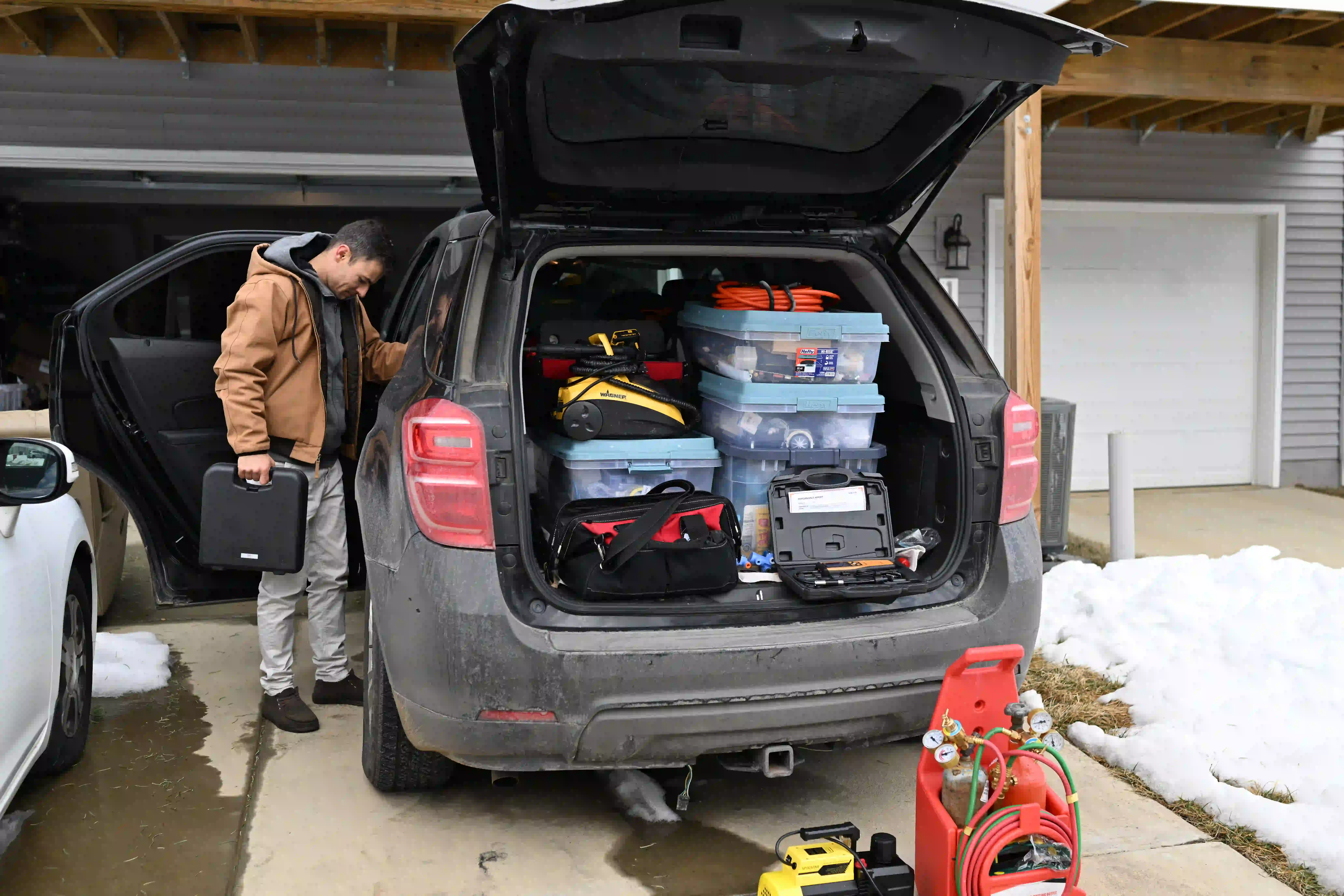 Appliance repair technician arriving for service call in Purcellville, VA